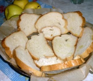шарлотка из хлеба с  яблоками 2