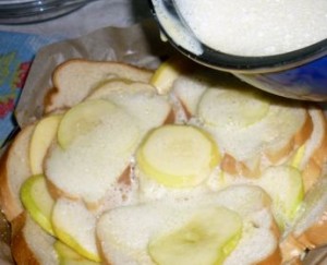 шарлотка из хлеба с  яблоками 5